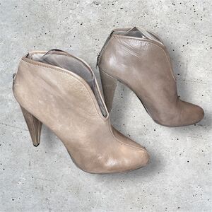 VINCE CAMUTO Taupe Leather Heeled Ankle Boots Size 8.5 Fall Boots